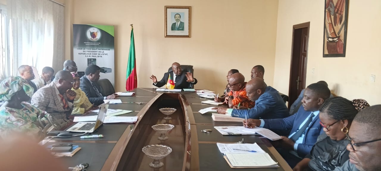 Minister Bidoung MKPATT and collaborators prepare for the WTO conference
